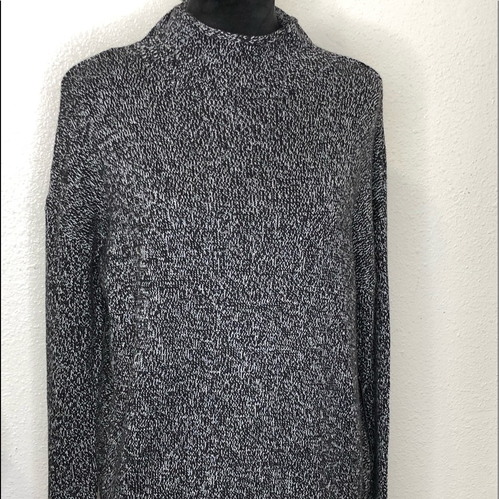 TAHARI Turtle Neck Knit Sweater Medium